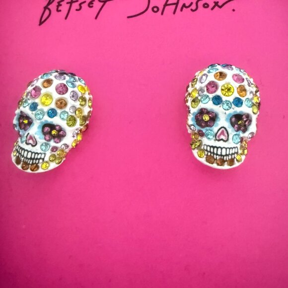 NIB BETSEY JOHNSON WHITE SUGAR SKULL EARRINGS STUD DIA DE LOS MUERTOS HALLOWEEN - Picture 5 of 7